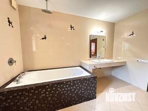 Дом 400м&sup2;, 3-этажный, на длительный срок, 