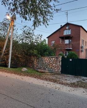 Дом 180м², 3-этажный, участок 64 сот.  